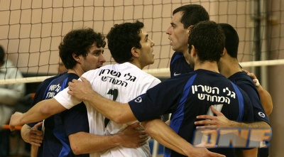 שחקני כפר סבא חוגגים את היתרון הזמני (מיכה בננו) שחקני כפר סבא חוגגים את היתרון הזמני (מיכה בננו)