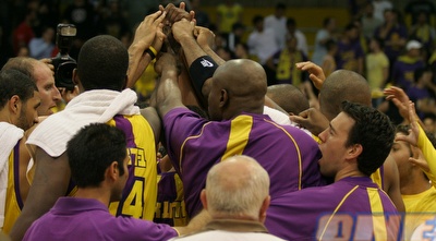 כריס ווטסון עם שחקני חולון בעונת האליפות. היחיד שנשאר באולם הפחים כריס ווטסון עם שחקני חולון בעונת האליפות. היחיד שנשאר באולם הפחים