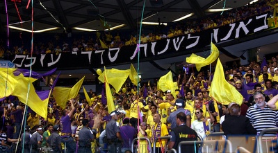 אוהדי הפועל חולון . רוצים עזרה גדולה יותר (ניר בוקסנבאום)