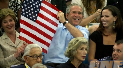 ג'ורג' בוש ובתו ברברה מעודדים את פלפס בבייג'ין (רויטרס)