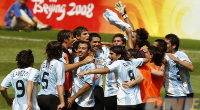 ארגנטינה ומסי חוגגים מדלית זהב אולימפית (רויטרס ) ארגנטינה ומסי חוגגים מדלית זהב אולימפית (רויטרס )