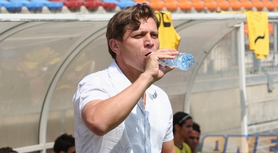 ז'אן טלסניקוב לוגם מים על הספסל בטדי (גיא בן זיו) ז'אן טלסניקוב לוגם מים על הספסל בטדי (גיא בן זיו)