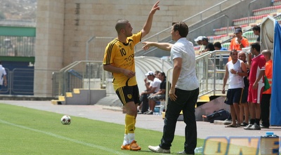 משעלי חוגג את ה-0:2, טלסניקוב מבקש ממנו להירגע (גיא בן זיו) משעלי חוגג את ה-0:2, טלסניקוב מבקש ממנו להירגע (גיא בן זיו)