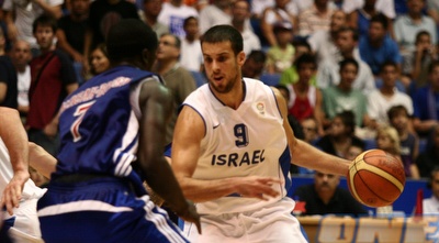 הלפרין מול מנסה בונסו. ישראל פתחה בטירוף את המחצית השניה (אמיר לוי) הלפרין מול מנסה בונסו. ישראל פתחה בטירוף את המחצית השניה (אמיר לוי)