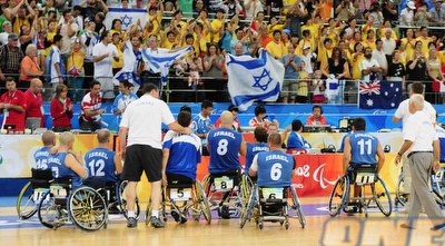 הנבחרת מודה לקהל בסיום (רזי לבנת)