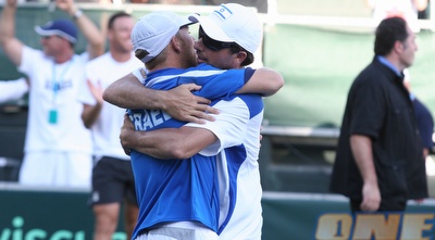 דודי סלע מקבל חיבוק מקפטן נבחרת הדייויס (תומר גבאי) דודי סלע מקבל חיבוק מקפטן נבחרת הדייויס (תומר גבאי)