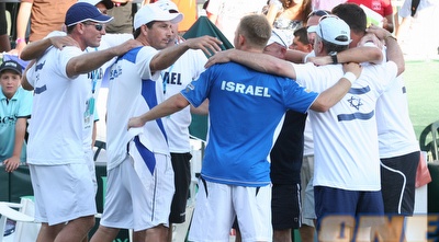 נבחרת הדייויס חוגגת עם דודי סלע (תומר גבאי) נבחרת הדייויס חוגגת עם דודי סלע (תומר גבאי)