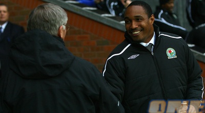 פול אינס מחוייך עם פרגי. אחרי זה הוא כבר זעם (רויטרס) פול אינס מחוייך עם פרגי. אחרי זה הוא כבר זעם (רויטרס)