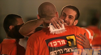 יותם הלפרין ומוסינזון מתחבקים לפני המשחק (אמיר לוי) יותם הלפרין ומוסינזון מתחבקים לפני המשחק (אמיר לוי)