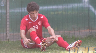 עמרי קנדה קושר את השרוכים לפני האימון  (יופ ציוני)