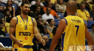 ארויו וסימונס חוגגים. לא בטוח שצריך עוד חיזוק (אמיר לוי) ארויו וסימונס חוגגים. לא בטוח שצריך עוד חיזוק (אמיר לוי)