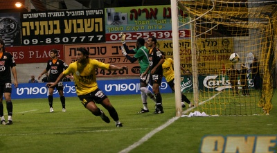 הכובש בחוץ, אבל הכדור בפנים (עדי בן ברון)