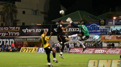 איינוגבה מתאמץ לא לספוג את השני (עדי בן ברון)