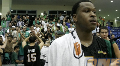 אוהדי חיפה. הדליקו אבוקה מול ר אוהדי חיפה. הדליקו אבוקה מול ר