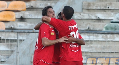 שחקני הפועל חיפה חוגגים את שער השיוויון (עמית מצפה) שחקני הפועל חיפה חוגגים את שער השיוויון (עמית מצפה)