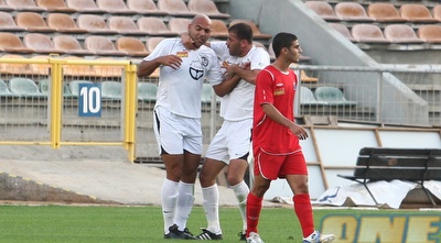 שחר סימנטוב מקבל את החיבוקים מחבריו (עמית מצפה) שחר סימנטוב מקבל את החיבוקים מחבריו (עמית מצפה)