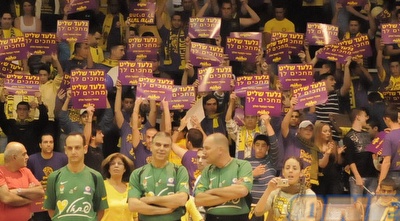 אוהדי חולון במפגן למען שיחרורו של החייל החטוף, גלעד שליט (אלעד ירקון)