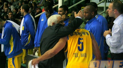 מרכוס בראון זוכה לחיבוק מפיני גרשון (יעל מרגלית) מרכוס בראון זוכה לחיבוק מפיני גרשון (יעל מרגלית)