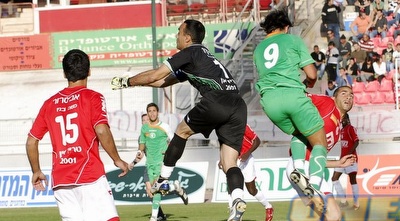 אסי רחמים מתעופף בתוך הרחבה (אלעד ירקון)