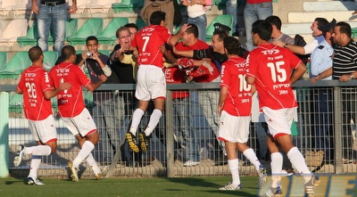 שחקני באר-שבע עם האוהדים שלהם בקרית אתא (עמית מצפה) שחקני באר-שבע עם האוהדים שלהם בקרית אתא (עמית מצפה)