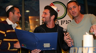 הדלקת נרות של בית