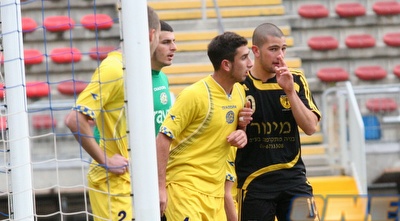 טל משעלי זוכה לשמירה צמודה ממישל נחמיאס ומעומר ורד (גיא בן זיו)
