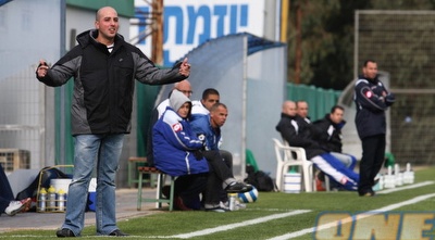 ייטב לוזון מחלק הוראות לחניכיו (עמית מצפה)