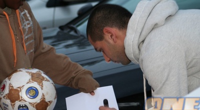 סלים טועמה חותם לאוהד במתחם וולפסון (רועי גלדסטון) סלים טועמה חותם לאוהד במתחם וולפסון (רועי גלדסטון)