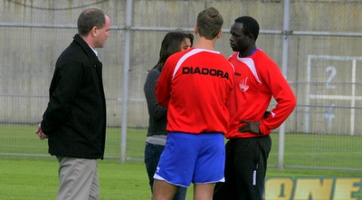 ברקת משוחחת עם הזרים לפני האימון (מיכה בננו) ברקת משוחחת עם הזרים לפני האימון (מיכה בננו)