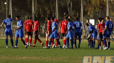 שחקני הקבוצות מאבדים שליטה במהלך המשחק (אלעד ירקון) שחקני הקבוצות מאבדים שליטה במהלך המשחק (אלעד ירקון)