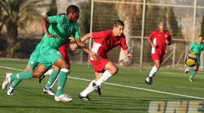 טמבינקוסי פאנטיני מנסה להשיג את גבע ברקאי (עמית מצפה) טמבינקוסי פאנטיני מנסה להשיג את גבע ברקאי (עמית מצפה)