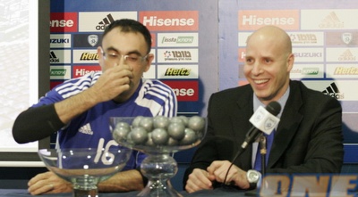 אורי שילה וישראל קטורזה במצב רוח טוב בהגרלה (מתן להב) אורי שילה וישראל קטורזה במצב רוח טוב בהגרלה (מתן להב)