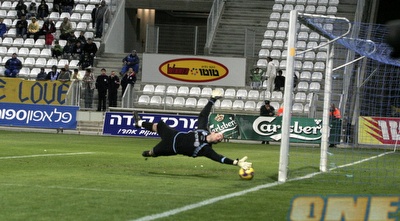 דני עמוס נכנע. למזלו, הכדור של סילי נעצר ע