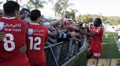 שחקני סכנין חוגגים את הניצחון על רעננה. את מי הם יקבלו? (מתן להב) שחקני סכנין חוגגים את הניצחון על רעננה. את מי הם יקבלו? (מתן להב)