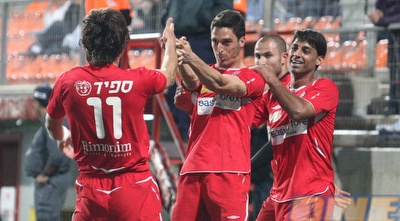 שחקני הפועל חיפה חוגגים בדרך מיוחדת  (עמית מצפה)