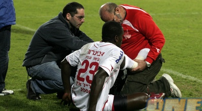 אוקוגו ברגע הפציעה. חשש לשבר ברגלו (מתן להב) אוקוגו ברגע הפציעה. חשש לשבר ברגלו (מתן להב)