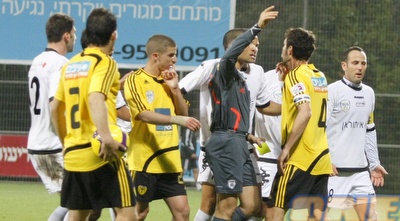 מנשה משיח מנסה להרגיע את העניינים (אמיר לוי) מנשה משיח מנסה להרגיע את העניינים (אמיר לוי)