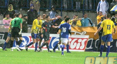 משה בוחבוט טועה ומסמן על הנקודה הלבנה בבלומפילד (אור שפונדר) משה בוחבוט טועה ומסמן על הנקודה הלבנה בבלומפילד (אור שפונדר)