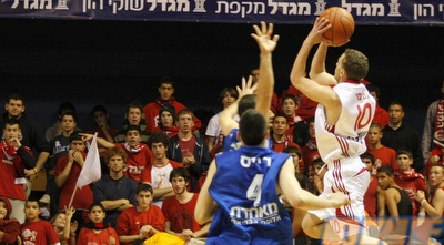 בן רייס צופה ביובל נעימי זורק לסל (אמיר לוי)