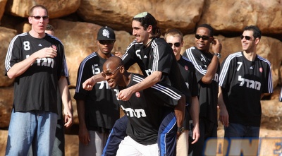 שחקני הפועל ירושלים עושים חים בגן חיות (גיא בן זיו)