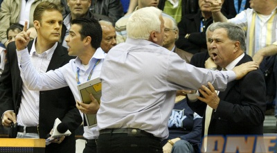 שמעון מזרחי עם פיני גרשון. היכן מכבי תשודר בעונה הבאה? (אמיר לוי) שמעון מזרחי עם פיני גרשון. היכן מכבי תשודר בעונה הבאה? (אמיר לוי)