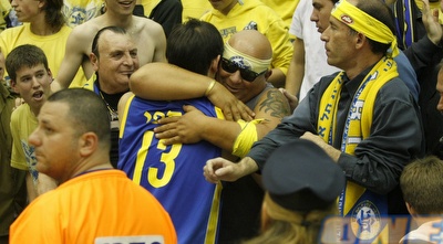 עומרי כספי חוגג עם האוהדים בסיום. משחק שיא (אמיר לוי) עומרי כספי חוגג עם האוהדים בסיום. משחק שיא (אמיר לוי)