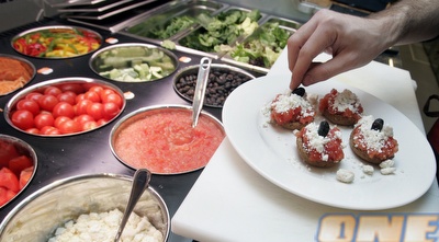 אוכל יווני. מאכלי ים, סופלקי, יונים צלויות ושבלולים (רויטרס ) אוכל יווני. מאכלי ים, סופלקי, יונים צלויות ושבלולים (רויטרס )