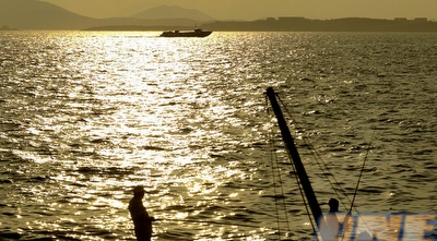 כרתים מהחוף. רכסי ההרים מתנוססים באופק (רויטרס ) כרתים מהחוף. רכסי ההרים מתנוססים באופק (רויטרס )