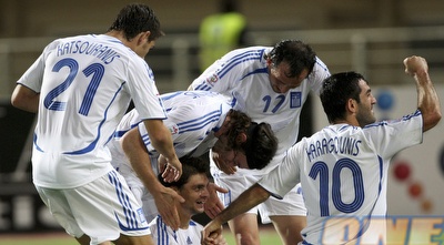 שחקני יוון בעוד שער ביתי. יחגגו גם ביום רביעי? (רויטרס ) שחקני יוון בעוד שער ביתי. יחגגו גם ביום רביעי? (רויטרס )