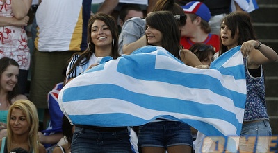 מעודדות יווניות. לא מוותרות על המשחקים של הנבחרת (רויטרס ) מעודדות יווניות. לא מוותרות על המשחקים של הנבחרת (רויטרס )