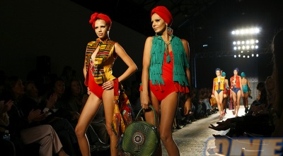 גם לנשים יהיה מה לראות, תצוגת אופנה ביוון (רויטרס ) גם לנשים יהיה מה לראות, תצוגת אופנה ביוון (רויטרס )