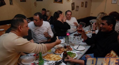 אוכלים ושרים. בסוף מעודדים את ישראל (שי לוי) אוכלים ושרים. בסוף מעודדים את ישראל (שי לוי)