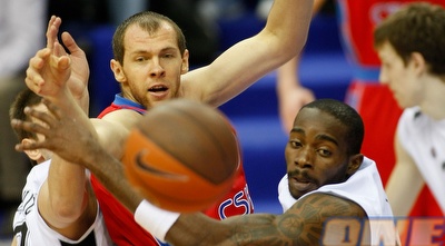 לאסמה ושישקאוסקאס עוקבים אחרי הכדור (Gettyimages) לאסמה ושישקאוסקאס עוקבים אחרי הכדור (Gettyimages)