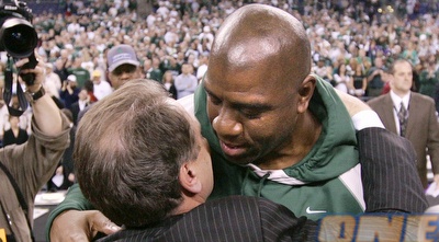 מג´יק ג´ונסון עם מאמן הספרטנים, טום איזו (רויטרס) מג´יק ג´ונסון עם מאמן הספרטנים, טום איזו (רויטרס)